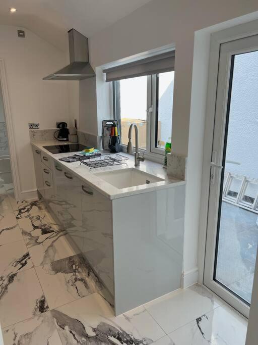 Clare Street - 3 Bedroom House With Private Parking Merthyr Tydfil Luaran gambar